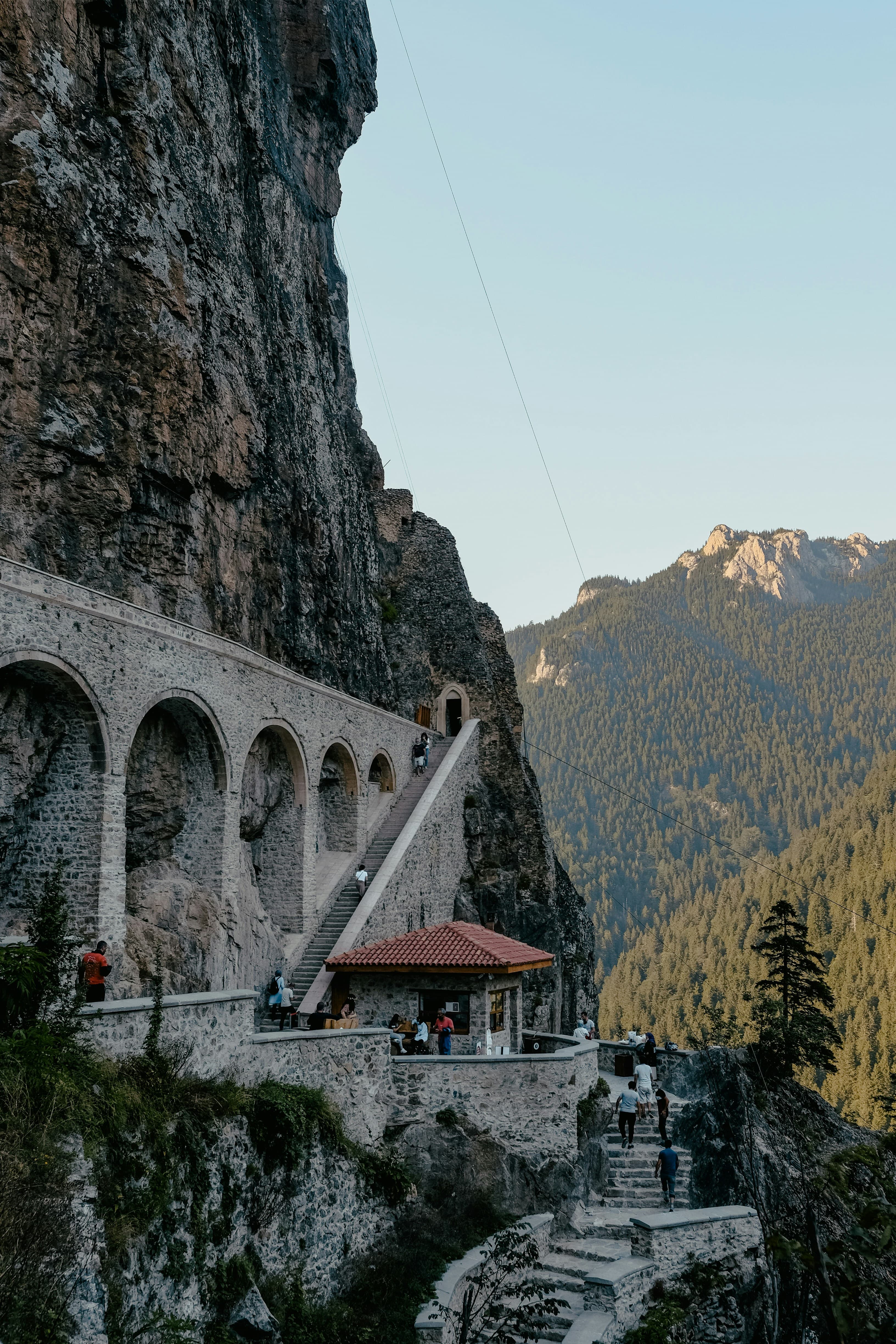 Sumela Manastırı'nın kayalıkta süzülen silueti, ardında Karadeniz dağları